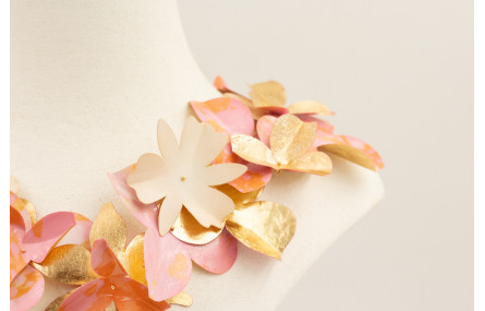 Collar de flores de lentejuelas rosas y doradas.