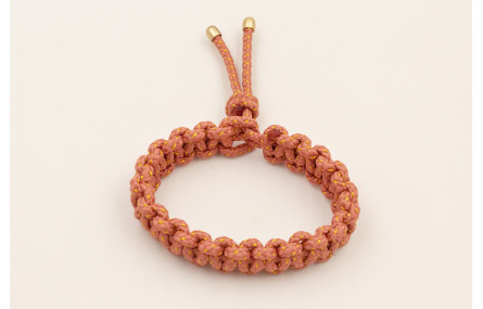 Pulsera cordón rosa palo con hilo dorado con nudo 