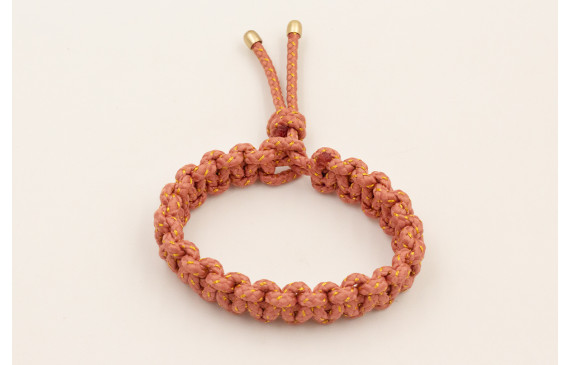 Pulsera cordón rosa palo con hilo dorado con nudo 