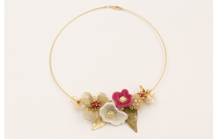 Collar rigido con flores acampanadas blanca, framb
