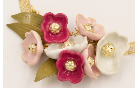 Collar cadena tira dorada mate con flores acampana