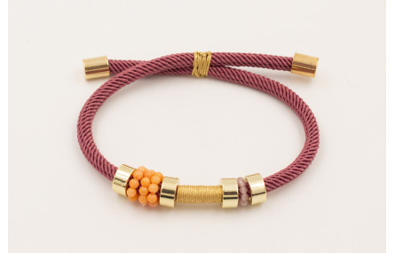 Pulsera cordón retorcido color coral,ruedas dorada