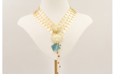 Collar cadena de cuadrados dorados mate con colgan