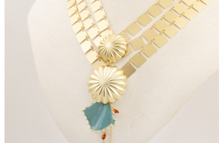 Collar cadena de cuadrados dorados mate con colgan