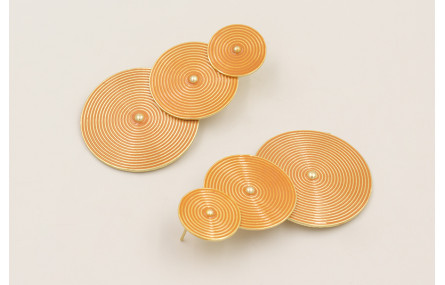 Pendientes discos rayados esmaltados ocres.