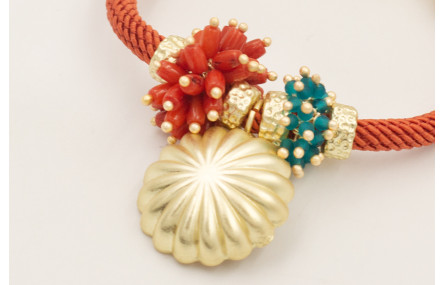 Pulsera cordón trenzado teja con burruños de coral