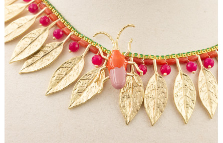 Collar hojas doradas mate, cadena strass verde, tu