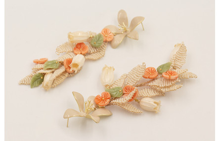 Pendientes perno flor esmaltada beige con rama hoj