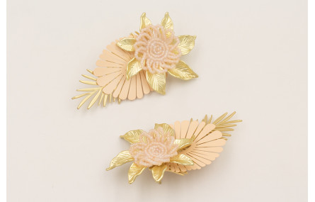 Pendientes rama dorada mate con pendientes pétalos