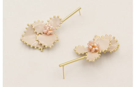 Pendientes pivote dorado amte con treból y rombo e