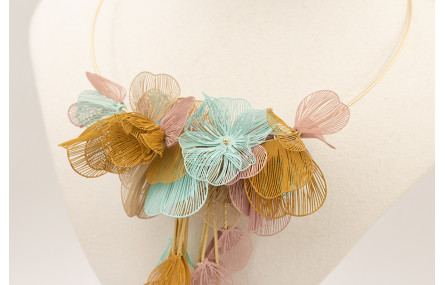 Collar hilo flexible dorado con flores moldeables 
