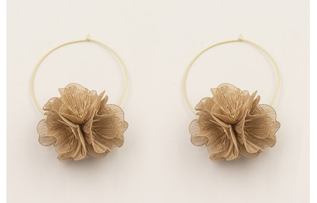 Pendientes aro grande dorado mate con flores 6 pét