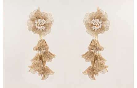 Pendientes semi ovalado con brillos, flores moldea