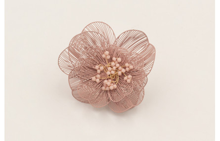 Anillo flor 6 pétalos rosa palo con burruño de ram