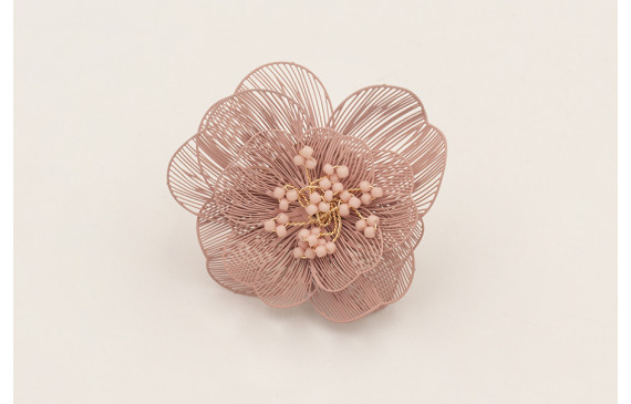 Anillo flor 6 pétalos rosa palo con burruño de ram