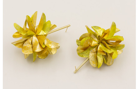 Pendientes perno pivote dorado mate con flor lente