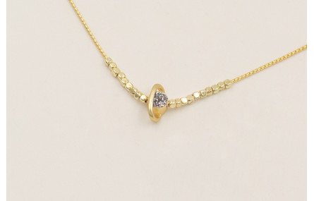 Collar cadena fina dorado con planeta brillos y mi