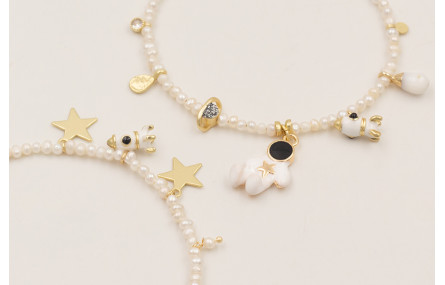 Pulsera astronauta estrelle dorada en el pecho con