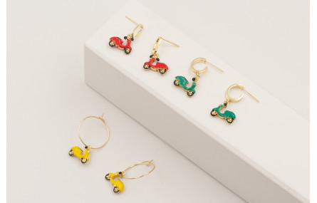 Pendientes perno ovalado hueco dorado con colgante