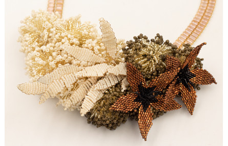 Collar cadena de strass rosas con bolas de abalori