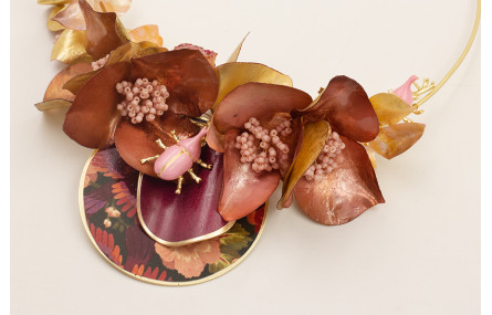 Collar rígido dorado mate con lentejuelas en florm