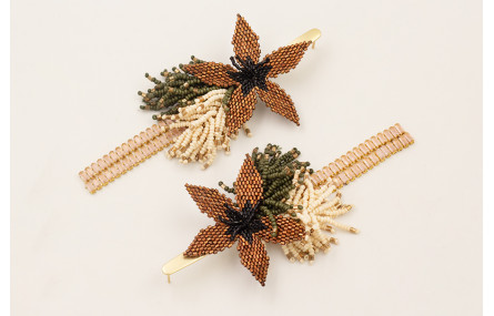 Pendientes perno daga dorada mate con flor de miy