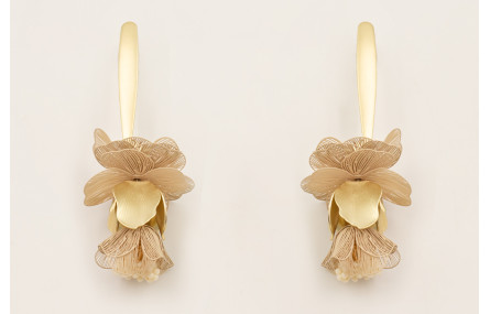 Pendientes perno daga dorada mate con flores alamb