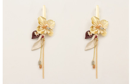 Pendientes perno daga con  flor dorada mate,burruñ