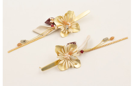 Pendientes perno daga con  flor dorada mate,burruñ