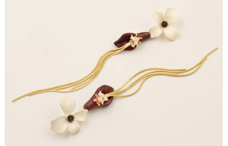 Pendientes perno flor esmaltada crema y negro con 