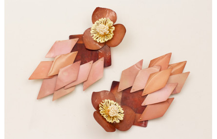 Pendientes perno flor grande dorado mate con ramil