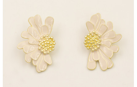 Pendientes media flor esmaltada beige con centro d