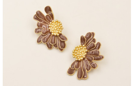 Pendientes media flor esmaltada marrón con centro 