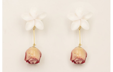 Pendientes perno flor nacar blanca listón dorado m