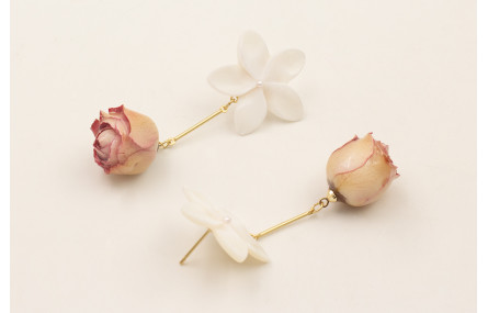 Pendientes perno flor nacar blanca listón dorado m