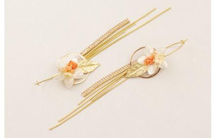 Pendientes disco nacar, hoja dorada mate, fleco ca