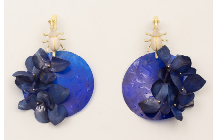 Pendientes lámina satinada con escarabajo pequeño 