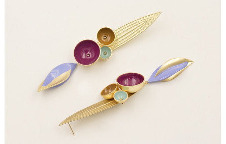 Pendiente perno hoja alargada dorada mate on semi 