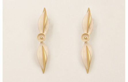 Pendientes hojas bicolor oro mate y beige con semi
