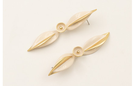 Pendientes hojas bicolor oro mate y beige con semi