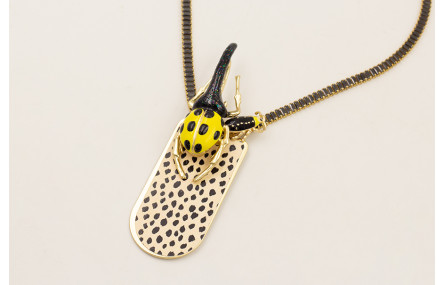 Collar esmaltado amarillo y negro con pieza pirl d