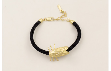 Pulsera con cigarra dorada mate y cordón retorcido