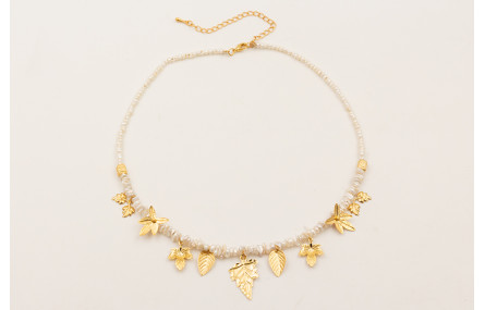 Collar con mini perlas, chips madre perla, hojas y