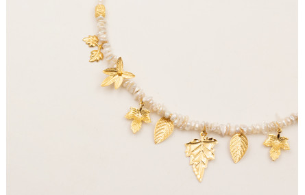 Collar con mini perlas, chips madre perla, hojas y