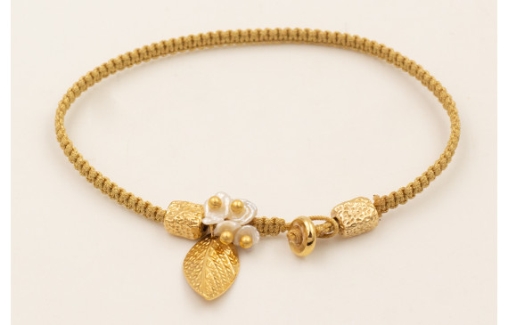 Pulsera hilo dorado con nudo macramé con hoja, pie