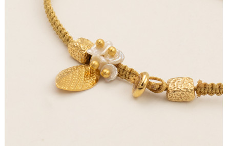 Pulsera hilo dorado con nudo macramé con hoja, pie