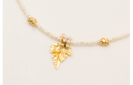 Collar con mini perlas naturales con hojas y pieza