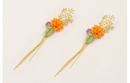 Pendientes estrellas coral dorado mate con flores,