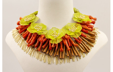 Collar tripe con tiras tallos de coral, palo coral