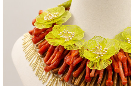 Collar tripe con tiras tallos de coral, palo coral